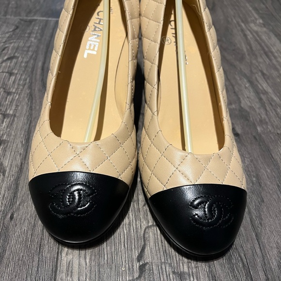 Chanel 2014 Interlocking CC Logo Pumps - Picture 3 of 7
